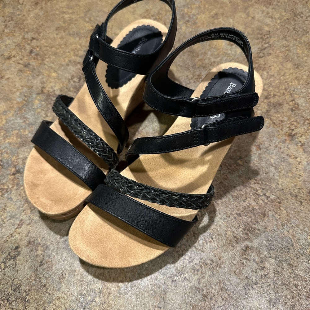 BareTraps Black and Tan Sandals with Crisscross Straps